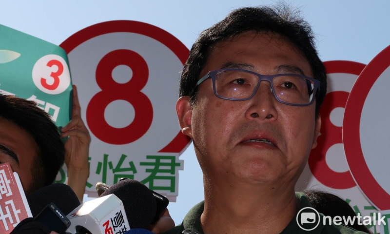 民進黨台北市長候選人姚文智15日講到母親坐在陰暗客廳氣到發抖時，忍不住哭了。   圖：林朝億/攝