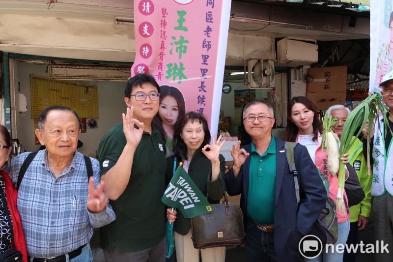 姚文智15日與太太潘瓊琪一起到重慶北路三段的大龍市場拜票。   圖：林朝億/攝