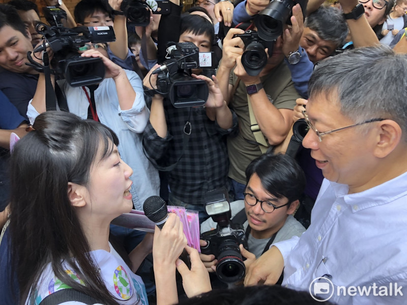 台北市長柯文哲（右）被民進黨議員高嘉瑜（左）詢問自己是否能選上台北市長，柯文哲笑說，「妳現在只是港湖女神，還要再擴大範圍……」。   圖 : 新頭殼資料照