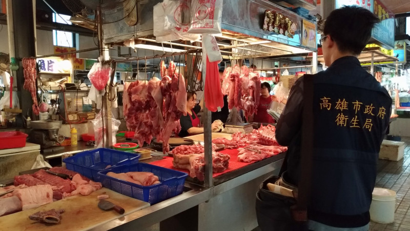 高雄市衛生局針對小型肉品製造業、餐飲業及販售業者肉品來源稽查，未發現不明來源或疑似中國製豬肉加工品。   圖：高雄市農業局/提供