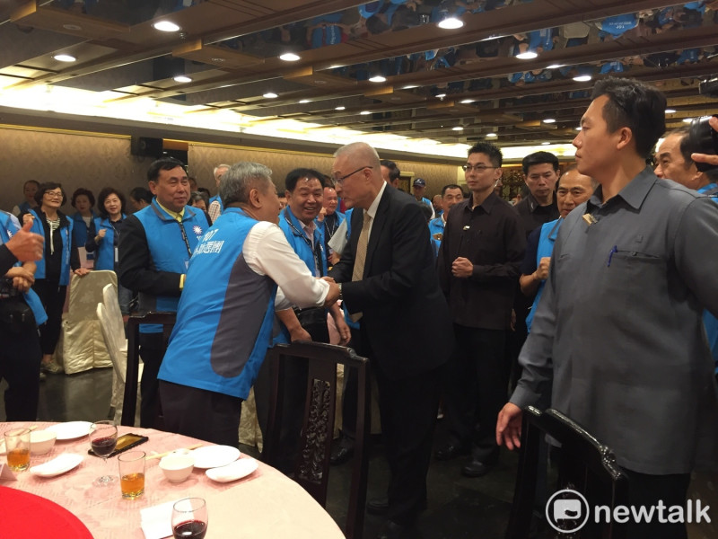 國民黨主席吳敦義一到場逐桌向民眾握手致意。   圖：趙婉淳／攝