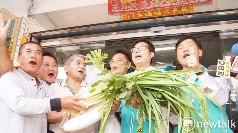 陳其邁前往前往林園區拜票,民眾高喊凍蒜。 圖:張良ㄧ/攝