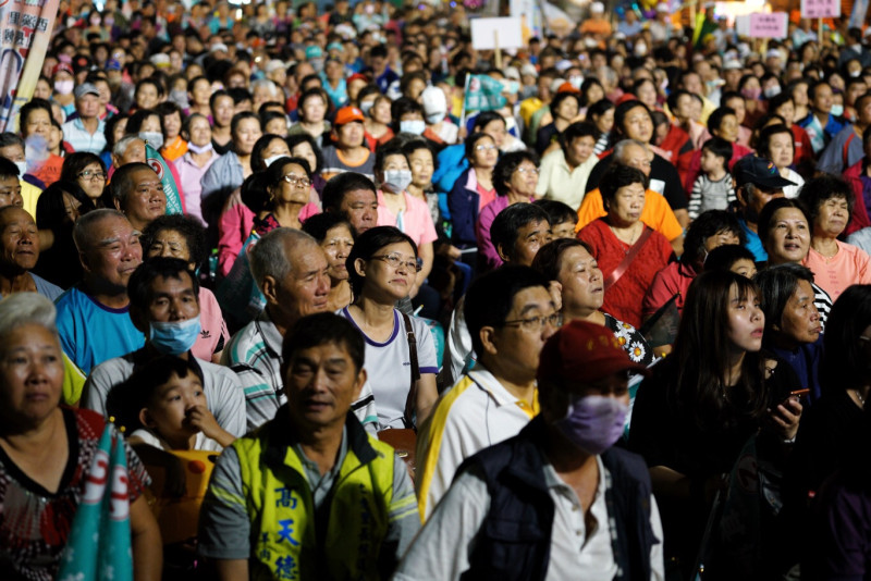 不同於韓國瑜陣營動員各地韓粉參加造勢大會，陳其邁在林園的造勢晚會上的支持者，都是來自林園各里，鳳芸宮的廟埕被大約6000民眾擠爆。   圖：張良一/攝