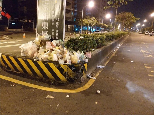 韓國瑜14日岡山造勢晚會現場週邊留下大量垃圾。   圖：翻攝PTT網頁