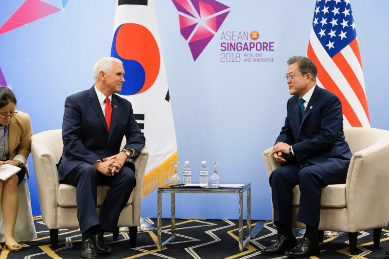 美國副總統彭斯（中）在東南亞國協峰會中，與韓國總統文在寅會談，會後被問台灣，強調美國會遵守與台灣各項協議。   圖：翻攝彭斯推特