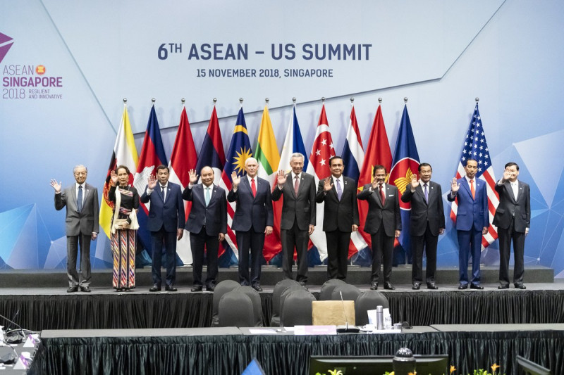 東南亞國協峰會在新加坡舉行，美國副總統彭斯（左五）出席，強調美國在印太區域尋求的是「合作」。   圖：翻攝彭斯推特