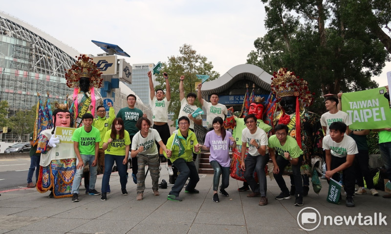 民進黨台北市長候選人姚文智16日與年輕人在巨蛋前舉辦動。   圖：林朝億/攝
