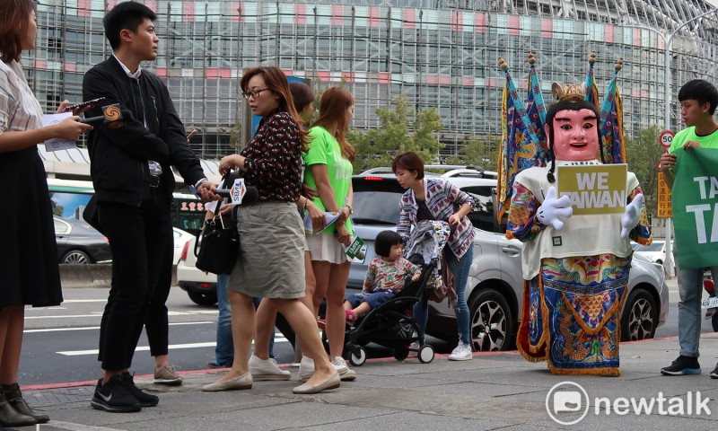 民進黨台北市長候選人姚文智16日與年輕人在巨蛋前舉辦動；但佔據的人行道面積過大，有媽媽推著嬰兒車都被迫走道馬路上。   圖：林朝億/攝