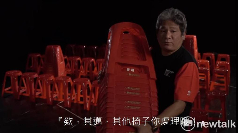 紙風車劇團執行長李永豐日前在影片中的台詞，「欸，其邁，其他椅子你處理哦！」   圖：張良一攝