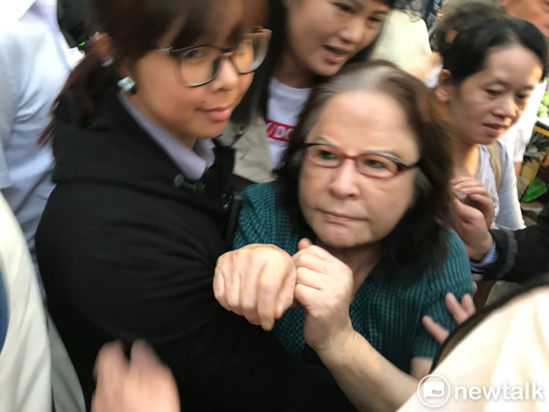 婦人嗆聲柯文哲「下台」。 圖 : 周煊惠 / 攝