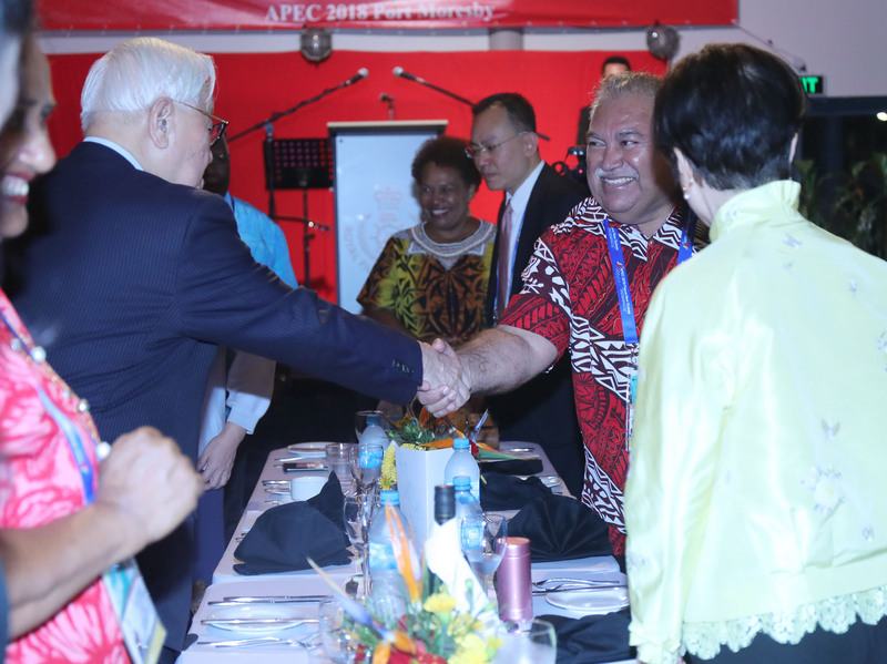 2018亞太經濟合作會議（APEC）在巴布亞紐幾內亞首都莫士比港登場，諾魯總統瓦卡（Baron Divavesi Waqa）（右2）16日晚間出席我方主辦的雙部長晚宴，與台灣領袖代表張忠謀（左）握手致意。   圖/中央社 