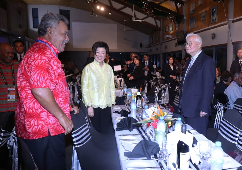 2018亞太經濟合作會議（APEC）在巴布亞紐幾內亞首都莫士比港登場，台灣在太平洋的4友邦領袖及代表16日晚間出席我方舉辦的雙部長晚宴，與台灣領袖代表張忠謀（中）共進晚餐。   圖/中央社 