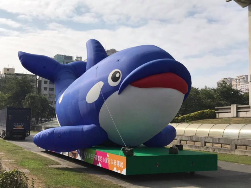 超大型鯨魚氣球，相當吸睛。   WE CARE高雄大氣球