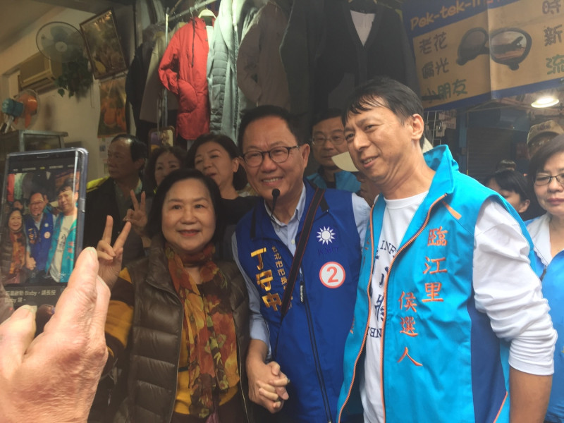 國民黨台北市長候選人丁守中上午到臨江市場掃街拜跳。   圖：趙婉淳／攝