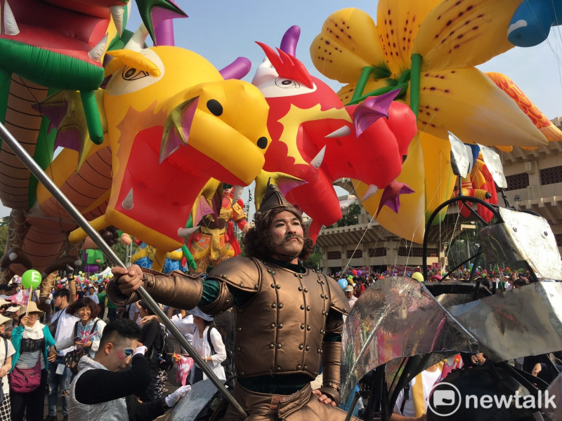 高雄WeCare氣球大遊行，各種不同造型的壯扮與氣球在遊行隊伍當中，營造出嘉年華會氣氛。   圖：張良一／攝