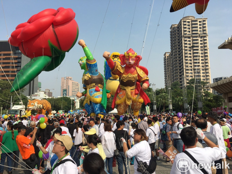 高雄WeCare氣球大遊行，千里眼與順風耳造型氣球，與民眾一同參與遊行。   圖：張良一／攝