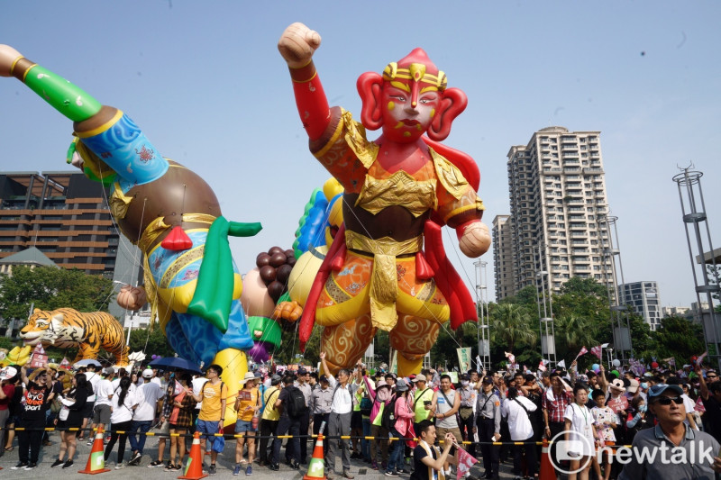 高雄WeCare氣球大遊行，其中氣球順風耳，振臂高呼的動作略顯霸氣。   圖：張良一／攝