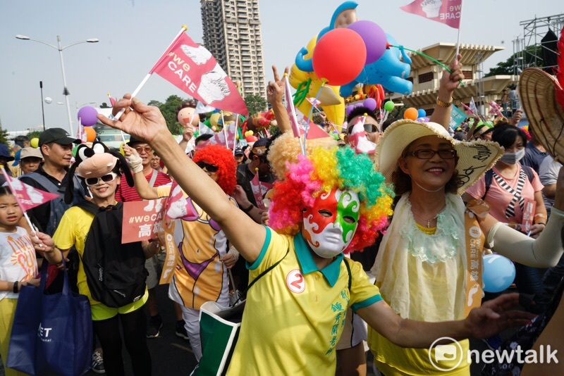 高雄WeCare氣球大遊行1民眾戴上各種面具，展現海洋都市風貌。   圖：張良一／攝