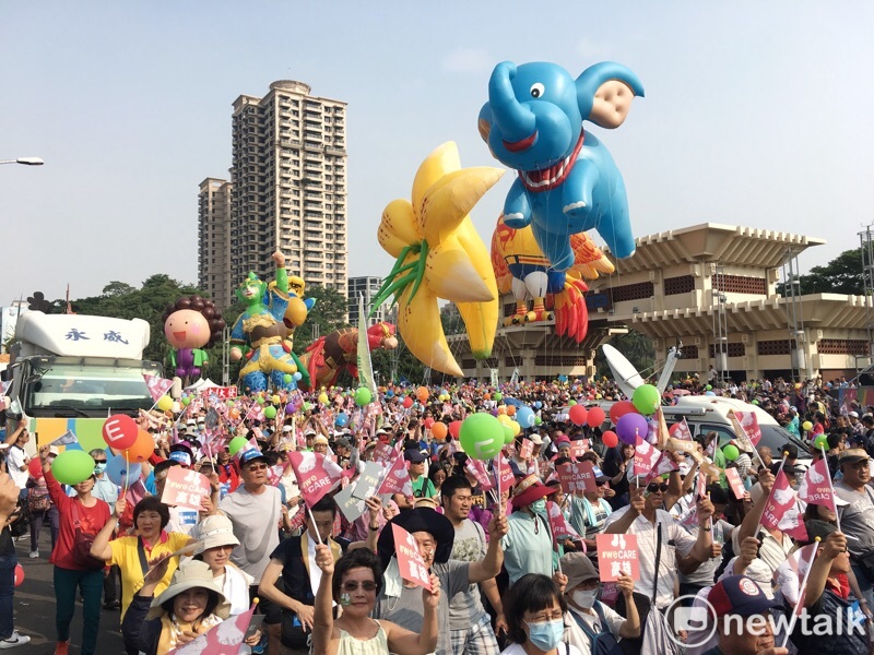 weCARE高雄氣球大遊行今天下午盛大登場。   圖：張良一/攝