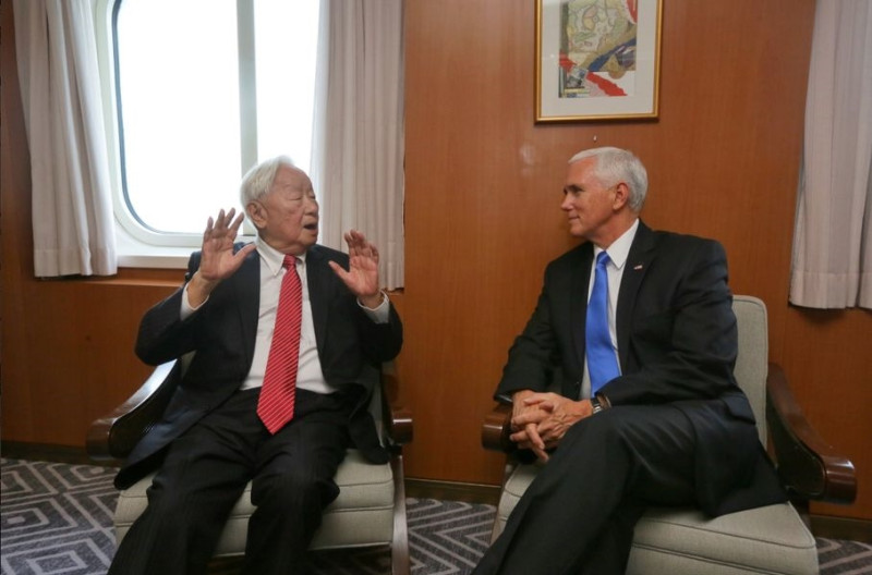APEC領袖代表張忠謀（左）17日下午與美國副總統彭斯（右）在APEC場邊會談。   圖：翻攝推特