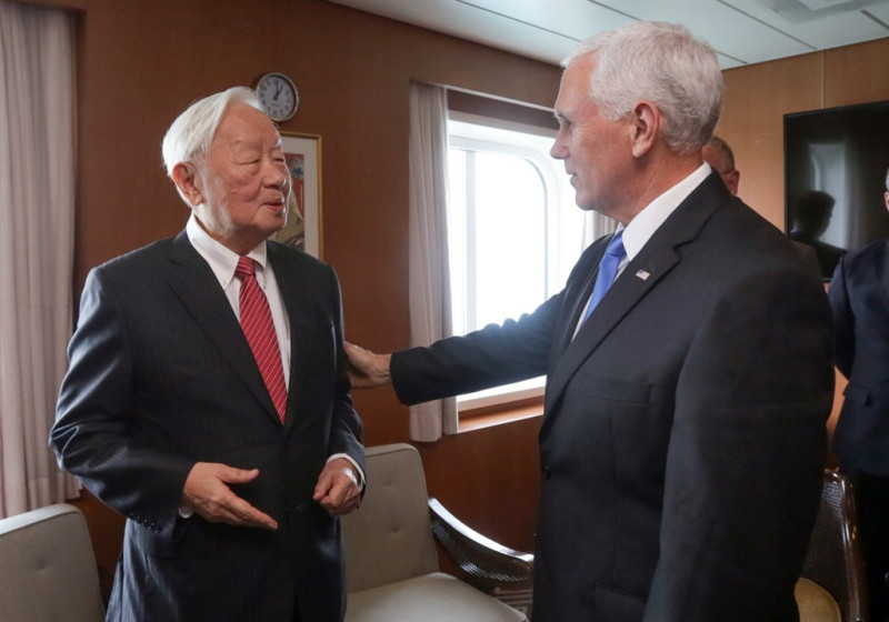 APEC領袖代表張忠謀（左）17日下午與美國副總統彭斯（右）在APEC場邊會談。   圖：擷取自推特