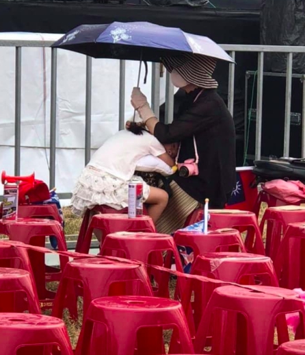 有民眾提前卡位，小女孩趴在媽媽腿上休息。   圖：翻攝韓國瑜後援會臉書
