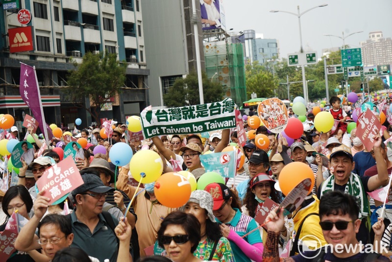 高雄WeCare氣球大遊行，現場人潮洶湧，主辦單位表示已突破五萬人。   圖：張良一／攝