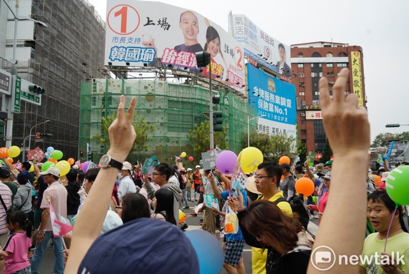 高雄WeCare氣球大遊行，現場民眾高舉２號手勢。   圖：張良一／攝