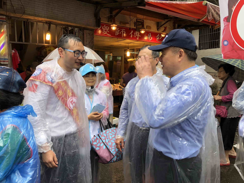 廖先翔今早顧不得頭髮都黏在額頭上，在市場努力拜票。   圖：廖先翔提供 