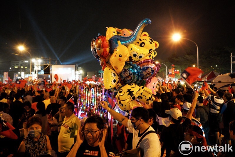 韓國瑜鳳山大造勢，除了小吃之外，賣氣球也熱門。   圖：張良一／攝