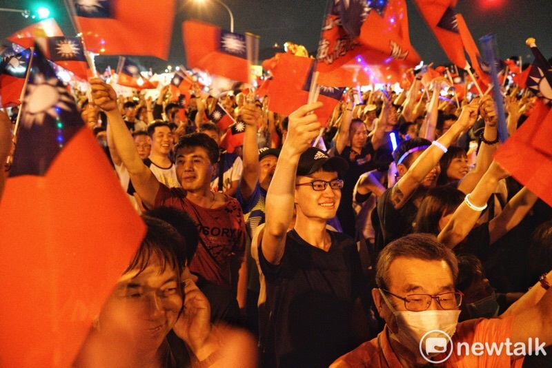 韓國瑜鳳山大造勢，民眾除了帶上小國旗，也帶了螢光棒，猶如參加跨年晚會。   圖：張良一／攝