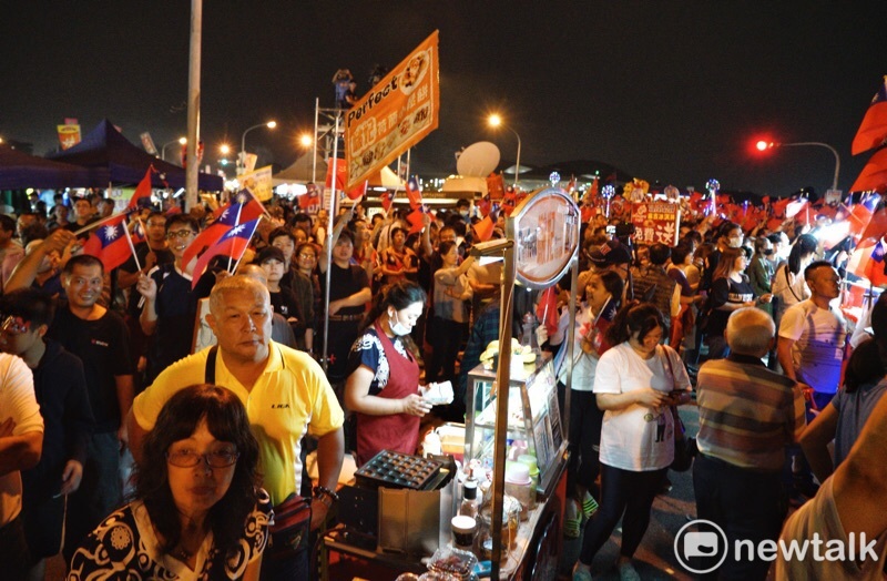 韓國瑜鳳山大造勢，晚會時間持續數小時，民眾可以同時逛夜市。   圖：張良一／攝