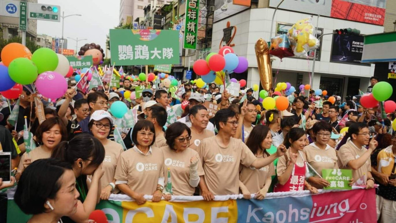 民進黨高雄市長候選人陳其邁今（17）日參與Wecare高雄大遊行，徒步走完全程。他表示，會有這麼多市民站出來，就是要展現愛與和平的力量，拒絕抹黑、造假、霸凌，這是大家無分政治立場，一起挺高雄、支持台灣的民主。   圖：陳其邁競選辦公室/提供