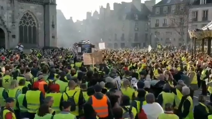 抗議燃料稅上漲，以及表達對總統馬克宏的不滿，法國全國各地約有近三十萬人參與抗議活動。   圖：翻攝自推特