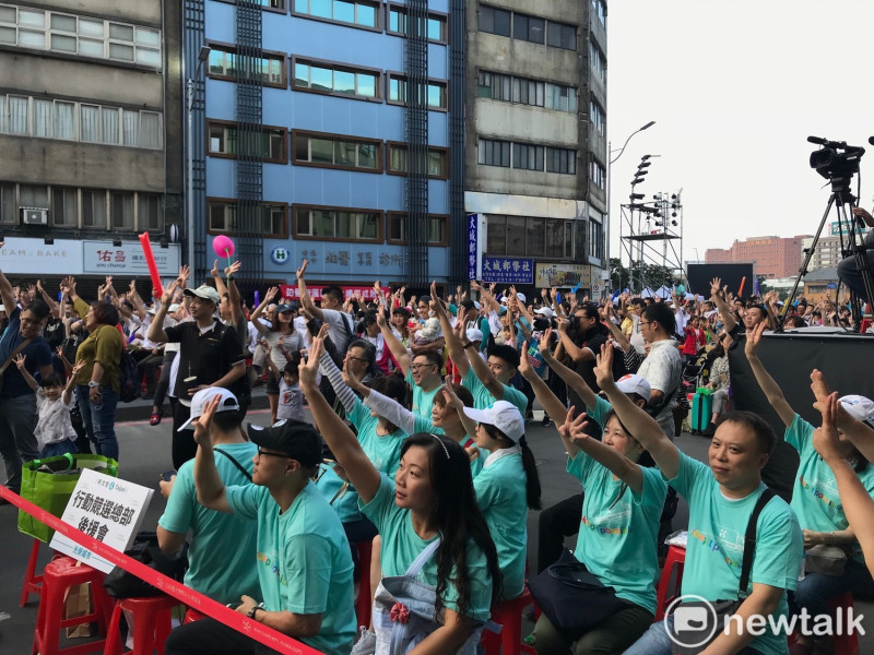 台北市長柯文哲今（18）日在北門廣場造勢，據主辦單位下午3時宣布，現場已經有5000名民眾，大家一起比4號柯文哲。   圖 : 周煊惠 / 攝