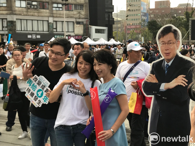 台北市長柯文哲妻子陳佩琪身穿水藍色洋裝與民眾合影。   圖 : 周煊惠 / 攝