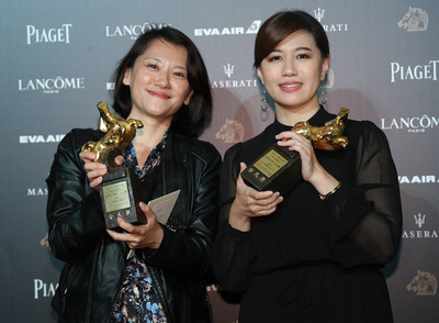 第55屆金馬獎17日晚間在台北舉行頒獎典禮，最佳紀錄
片由導演傅榆（右）以「我們的青春，在台灣」奪得。   圖：中央社