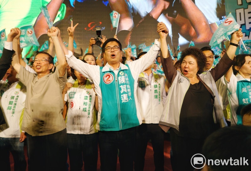 民進黨高雄市長候選人陳其邁(中)、駐日代表謝長廷（左）和總統府秘書長陳菊（右）在岡山造勢。   圖：張良一/攝