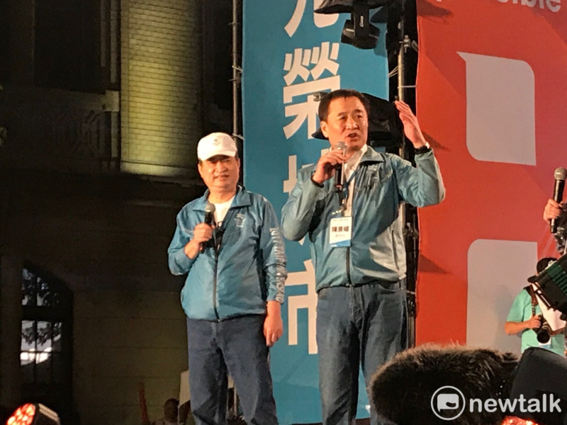 台北市副市長陳景峻（右）、鄧家基（左）昨日上台幫柯文哲輔選。   圖 : 新頭殼資料照