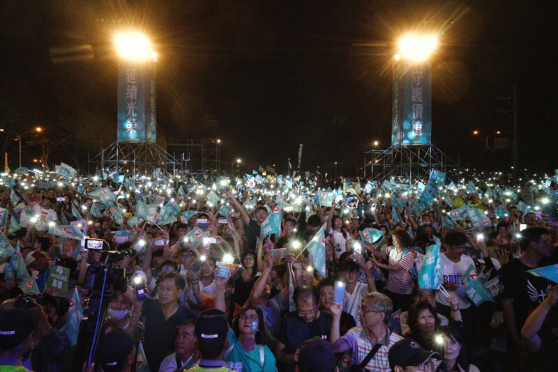民眾拿手機照燈光，現場形成一片燈海，相當壯觀。   圖：張良一/攝