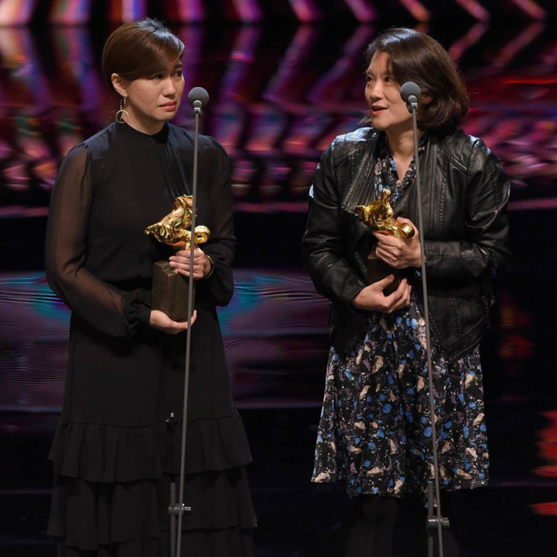 《我們的青春，在台灣》拿下第55屆金馬獎最佳紀錄片大獎，導演傅榆（左）表示「希望我們的國家可以被當成一個真正獨立的個體來看待」，現場觀眾鼓掌叫好。   圖：翻攝金馬影展 TGHFF臉書
