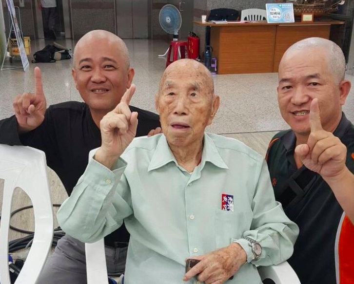 韓國瑜徵禿子「照亮高雄」，101歲人瑞嚴永發老先生（中）也報名參加。   圖：韓國瑜競選團隊/提供