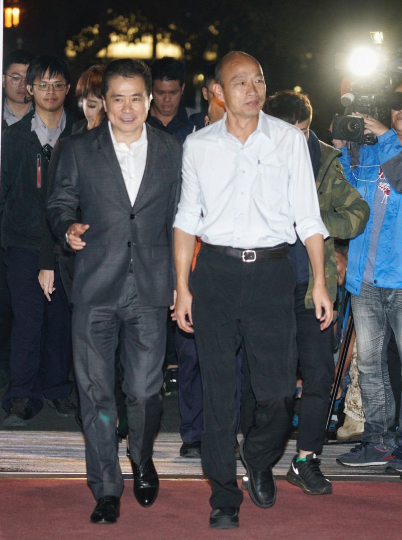 韓國瑜身穿白襯衫與黑西裝褲自信登場。 圖:張良一/攝