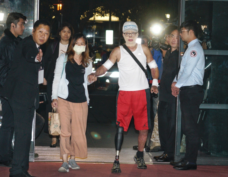 氣爆傷者徐晏祥也到現場觀看高雄市長辯論會。 圖:張良一/攝