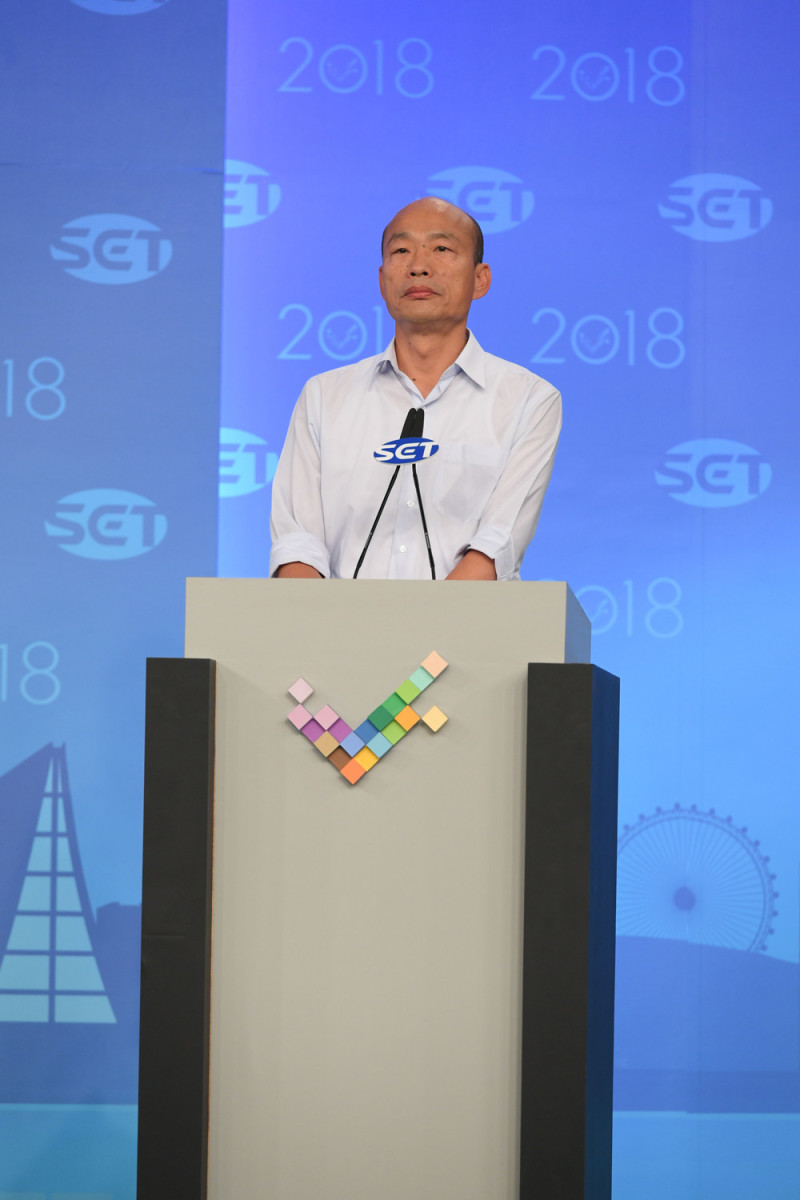 高雄市長候選人辯論會前，韓國瑜現場準備。   圖：三立電視提供