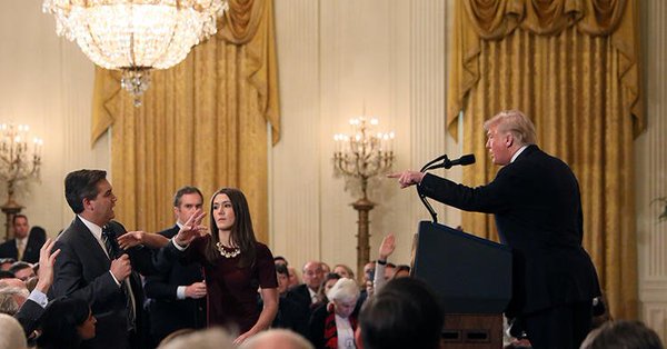 美國期中選舉後白宮記者會，爆發川普（站者右）與CNN記者阿柯斯塔（站者左）舌戰，還演變成法庭之爭。    圖：翻攝CPJ記者保護協會推特