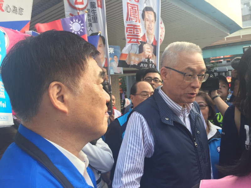 吳敦義今早替丁守中站路口助陣。   圖：趙婉淳/攝