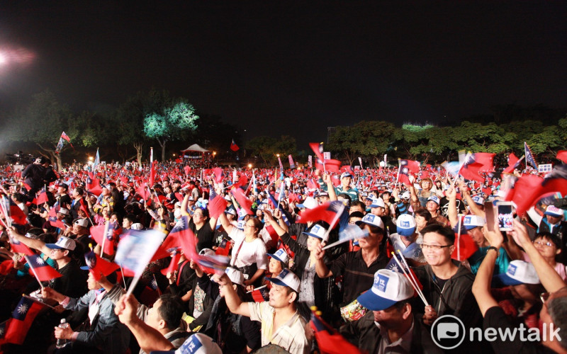 11月12日韓國瑜到桃園為陳學聖站台造勢，現場擠進3萬支持群眾，人手揮舞國旗，旗海飄揚場面壯觀。   圖：林昀真/攝