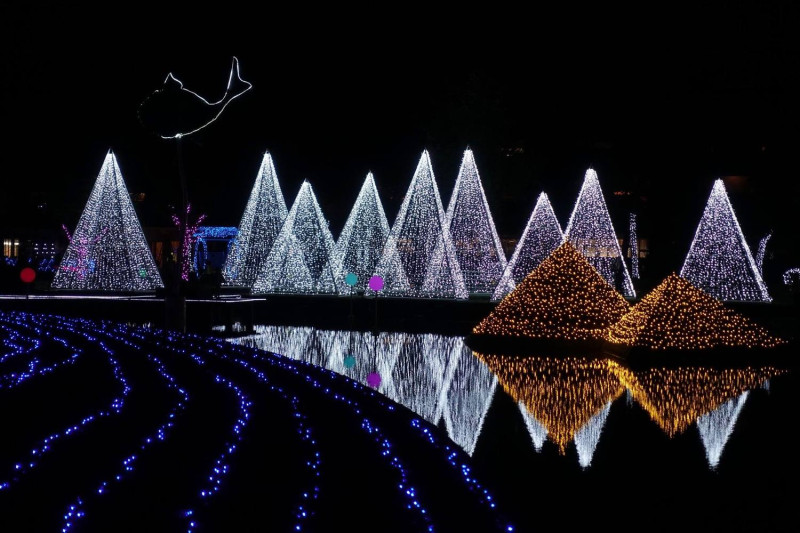 宜蘭縣政府舉辦的「奇幻耶誕」燈節，即日起將一路亮燈到明年元旦。（燈光秀時間依縣府公布為準）   圖：臉書宜蘭ㄚ欣的美食日誌／授權