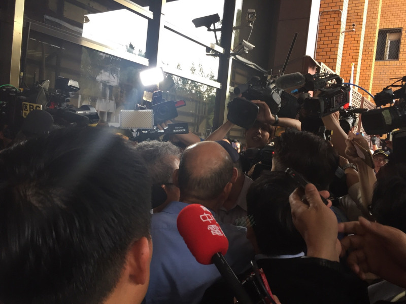 韓國瑜抵達北檢後，媒體蜂湧而上包圍他。   圖：趙婉淳／攝